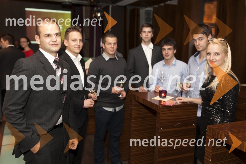 Dean Fras, predsednik Rotaract kluba Maribor; Matej Krampač; Miha Štruc;
Vid Žunko; Robert Rojc; Aljoša Kirič; Nina Golob Žvajker; člani 
Rotaract kluba MariborDobrodelni kulinarični večer Rotaract Maribor