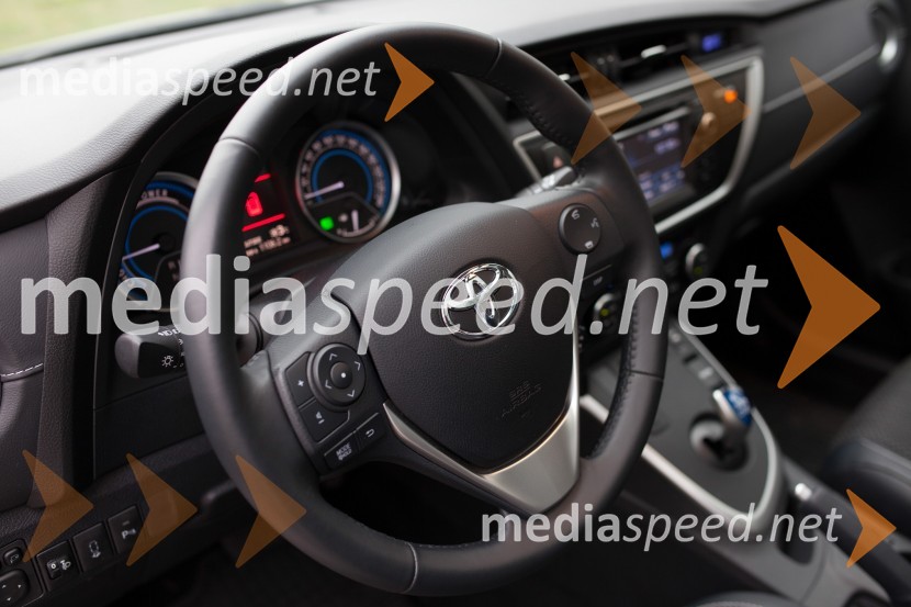Toyota Auris Touring Sports Hybrid 1.8 VVT-i Sol, notranjostToyota Auris Touring Sports Hybrid 1.8 VVT-i Sol, mediaspeed test