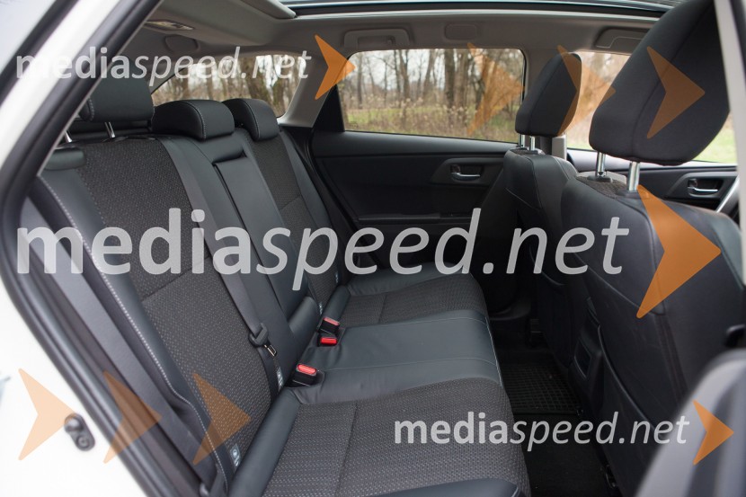 zadnja klop nudi več prostora kot pri petvratni različiciToyota Auris Touring Sports Hybrid 1.8 VVT-i Sol, mediaspeed test