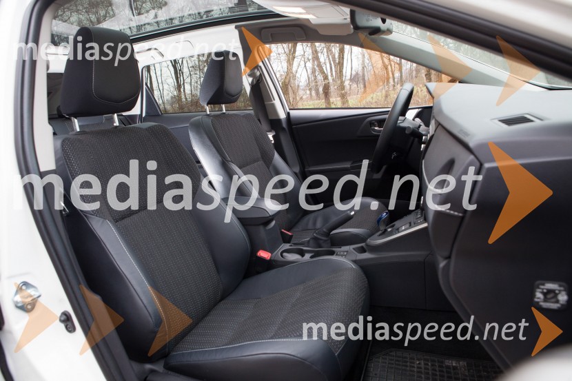svetla notranjost na račun Skyview streheToyota Auris Touring Sports Hybrid 1.8 VVT-i Sol, mediaspeed test