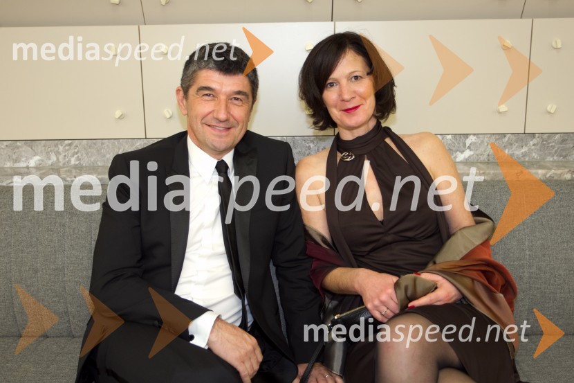 Aleksander Batič,  izvršni direktor NKBM za področje poslovne mreže; soproga JulijanaManagerski koncert 2013