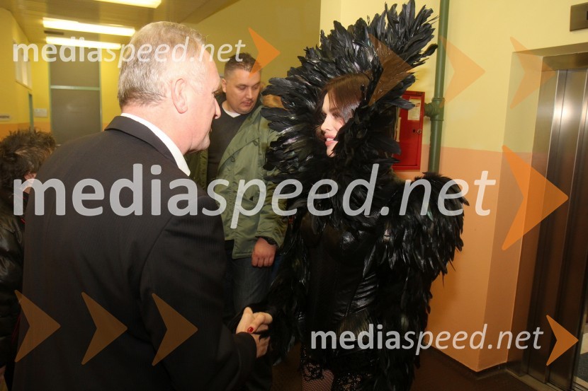 Tone Knez, direktor zavoda Športni objekti Maribor; Severina, pevkaSeverina, zaključek turneje Dobrodošao u klub 2013