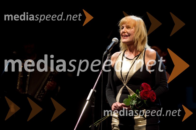 Zvezdana Mlakar, igralka90-letnica Štefke Drolc in koncert skupine Čompe