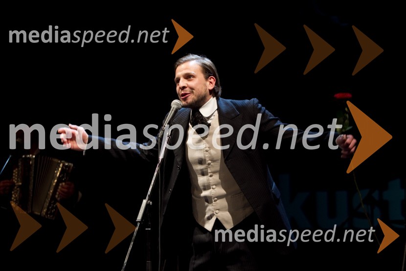 Aljaž Jovanovič, igralec90-letnica Štefke Drolc in koncert skupine Čompe