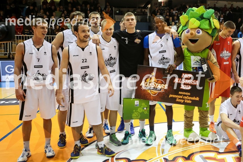 Edo Murić, košarkar z ekipo;&nbsp;Maskota Eurobasket - LipkoAll Stars v košarki