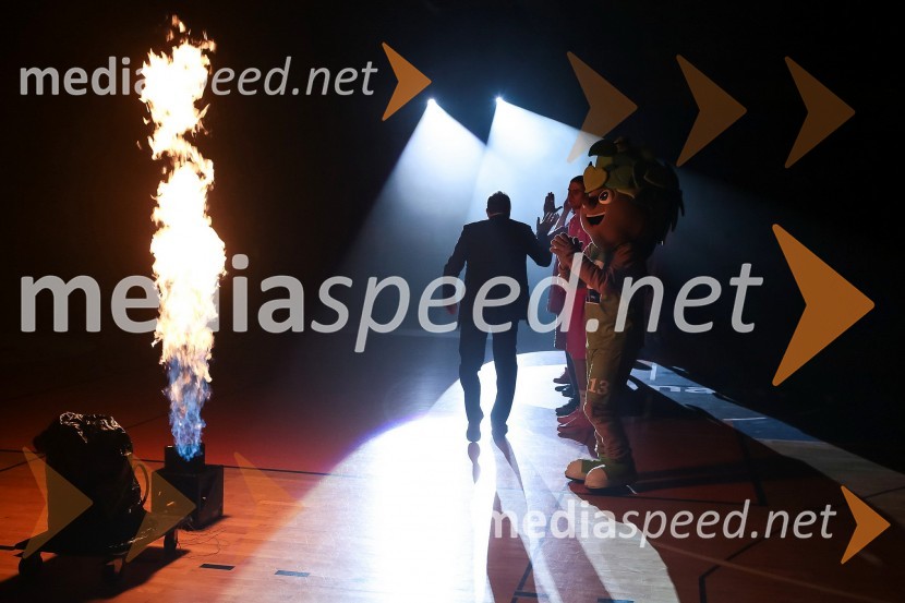 Zmago Sagadin, trener ekipe Nebojše Joksimoviča; ekipa Nebojše Joksimoviča;&nbsp;Maskota Eurobasket - LipkoAll Stars v košarki