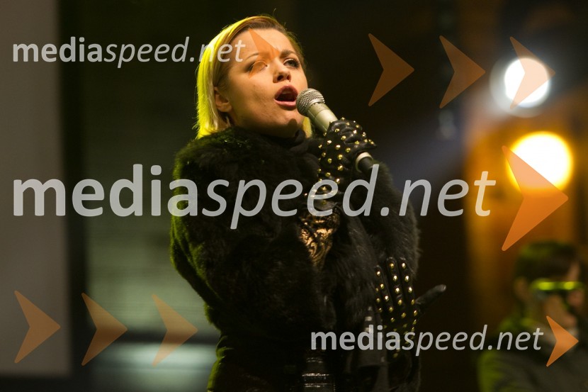 Andrea Šušnjara, pevka skupine MagazinGadi in Magazin, koncert