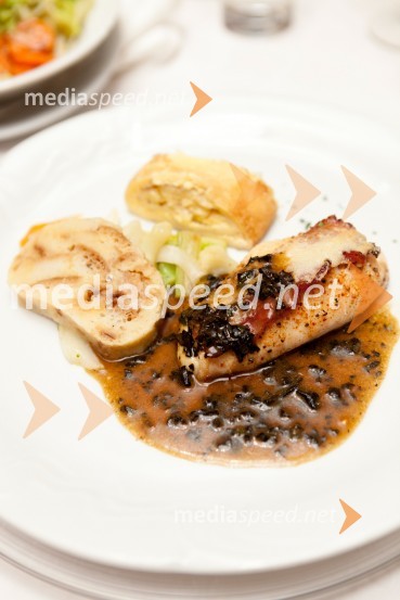 Piščančji file s črno trobento, skutin štrukelj, kruhova rolada ter sortirana zelenjavaMediaspeed novoletna zabava