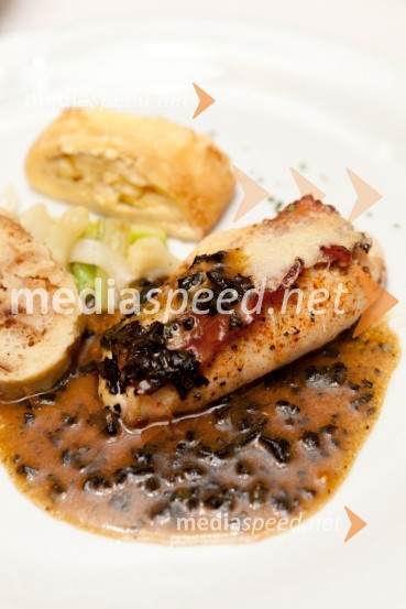 Piščančji file s črno trobento, skutin štrukelj, kruhova rolada ter sortirana zelenjavaMediaspeed novoletna zabava