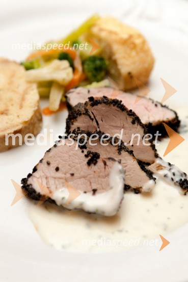 Ultra počasi pečen file svinjine s črnim sezamom ter parmezanovo omako, skutin štrukelj, kruhova rolada ter sortirana zelenjavaMediaspeed novoletna zabava