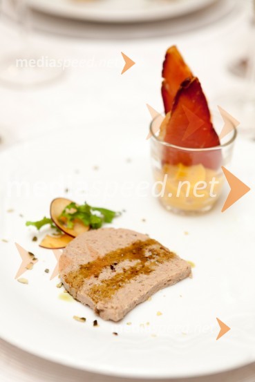 Domača račja paštetea z bučnim oljem ter pire s kajenskim poprom s popečenim pršutom&nbsp;Mediaspeed novoletna zabava