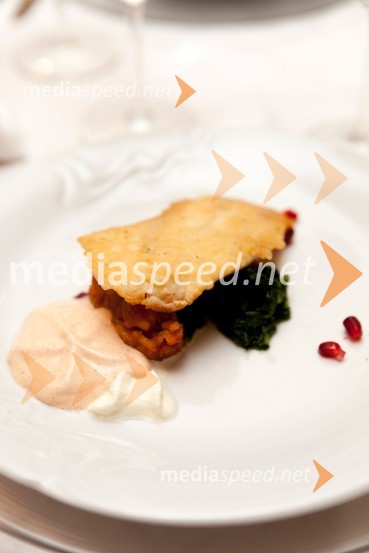 File kovača v tempuri na špinači s paradižnikovo espumoMediaspeed novoletna zabava