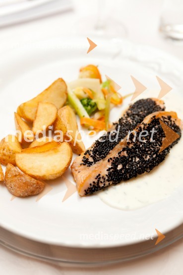 Lososov file s črnim sezamom, domači krompirček in sortirana zelenjavaMediaspeed novoletna zabava