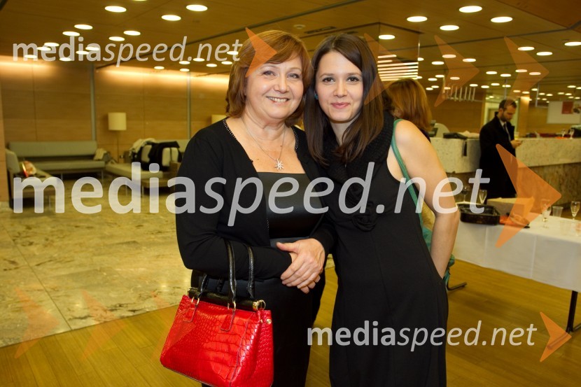 Olga Kozina; hči Yulia Roschina, 
režiserkaLa Cecchina ali Nikogaršnja hči, premiera opere