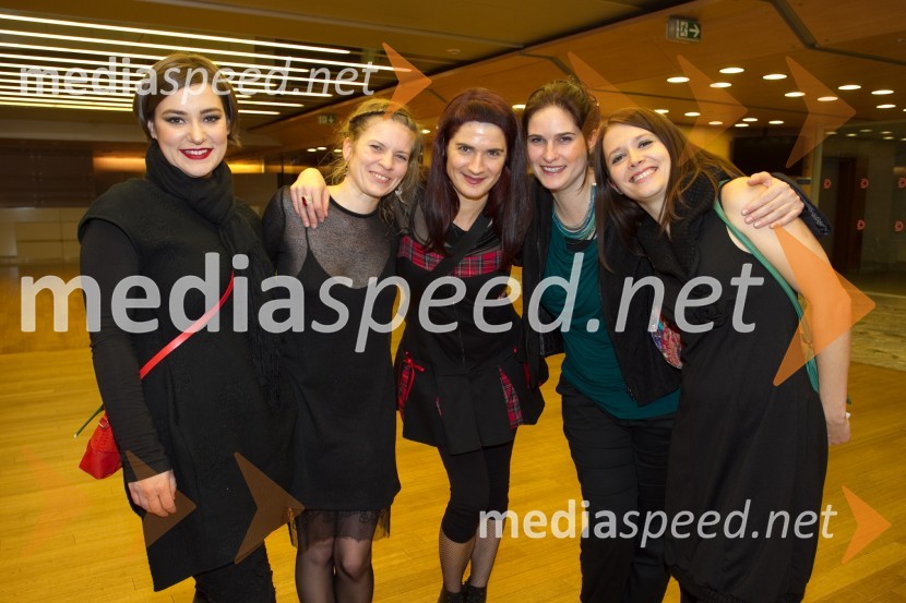 Ana Lazovski, maskerka; Staša Bračič, dramaturginja; Uršula Teržan, 
oblikovanje giba; Vasilija Fišer, scenografinja; Yulia Roschina, 
režiserkaLa Cecchina ali Nikogaršnja hči, premiera opere