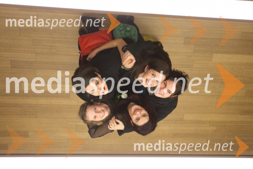 Ana Lazovski, maskerka; Staša Bračič, dramaturginja; Uršula Teržan, oblikovanje giba; Vasilija Fišer, scenografinja; Yulia Roschina, režiserkaLa Cecchina ali Nikogaršnja hči, premiera opere