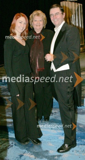 Dirigent Simon Robinson, njegova žena Ljudmila in hči Sarah JaneSimon Robinson, dirigent