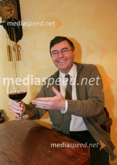 Dirigent Simon Robinson je velik poznavalec vin, najraje pa popije kapljico rdečegaSimon Robinson, dirigent