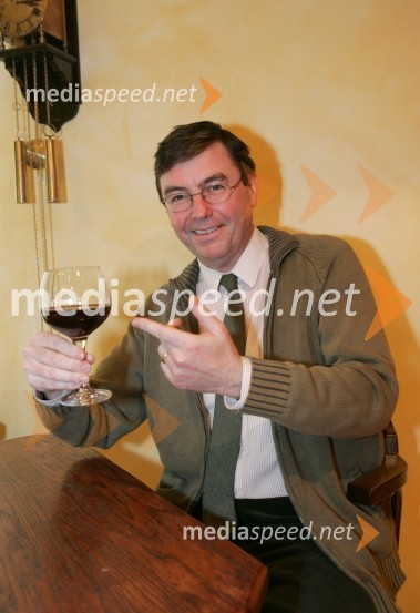 Dirigent Simon Robinson je velik poznavalec vin, najraje pa popije kapljico rdečegaSimon Robinson, dirigent