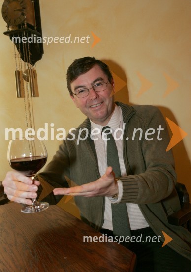 Dirigent Simon Robinson je velik poznavalec vin, najraje pa popije kapljico rdečegaSimon Robinson, dirigent