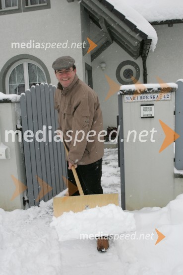 Velike količine snega so te dni poskrbele za Simonovo jutranjo rekreacijo pred odhodom na delo.Simon Robinson, dirigent