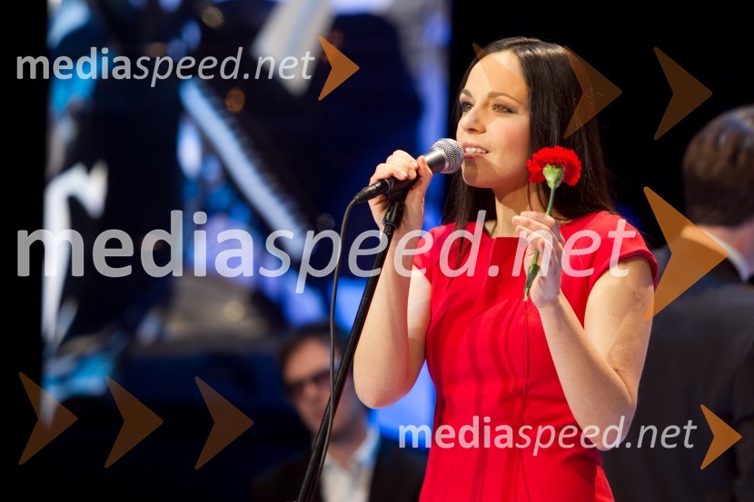 Nana Milčinski, pevkaNana Milčinski, koncert ob izidu plošče Od tod do vesolja