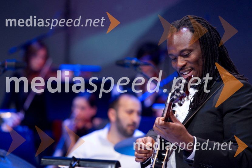 Femi Temowo, kitaristNana Milčinski, koncert ob izidu plošče Od tod do vesolja