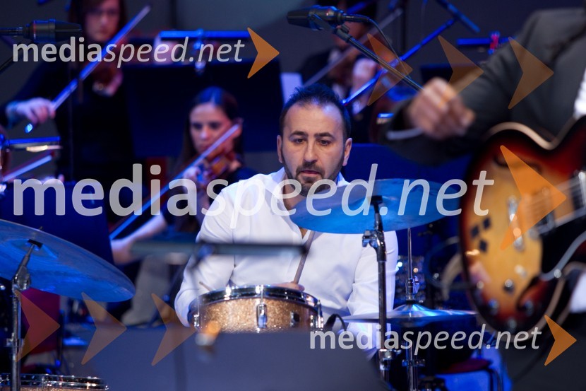 Sergej Ranđelović, bobnarNana Milčinski, koncert ob izidu plošče Od tod do vesolja