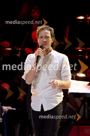 Klemen Slakonja, voditeljNana Milčinski, koncert ob izidu plošče Od tod do vesolja