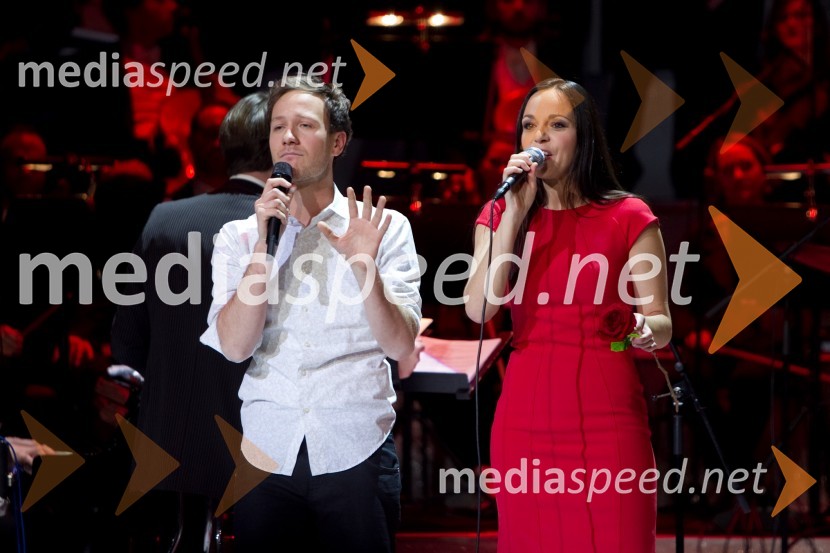 Klemen Slakonja, voditelj; Nana Milčinski, pevkaNana Milčinski, koncert ob izidu plošče Od tod do vesolja