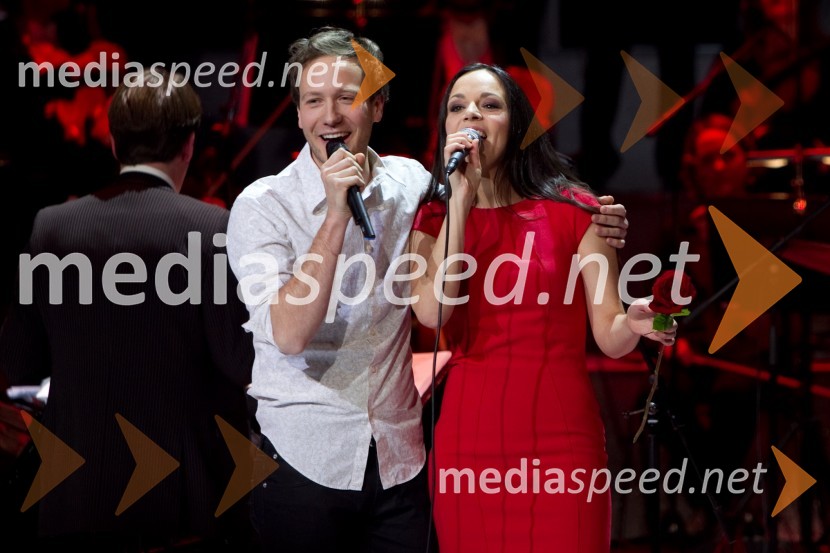 Klemen Slakonja, voditelj; Nana Milčinski, pevkaNana Milčinski, koncert ob izidu plošče Od tod do vesolja