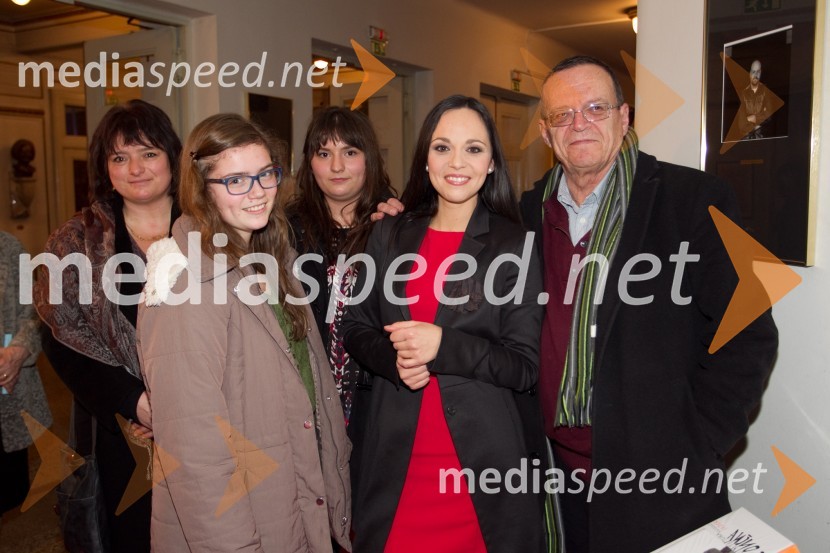 Nana Milčinski, pevka z družinoNana Milčinski, koncert ob izidu plošče Od tod do vesolja