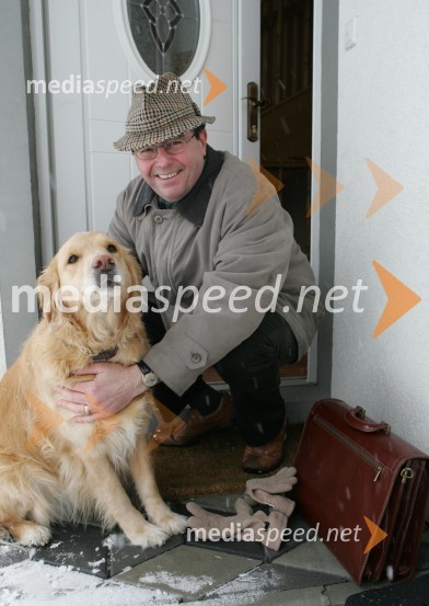 Ko pride z dela, ga na domačem pragu pričaka zlata prinašalka Neli.Simon Robinson, dirigent