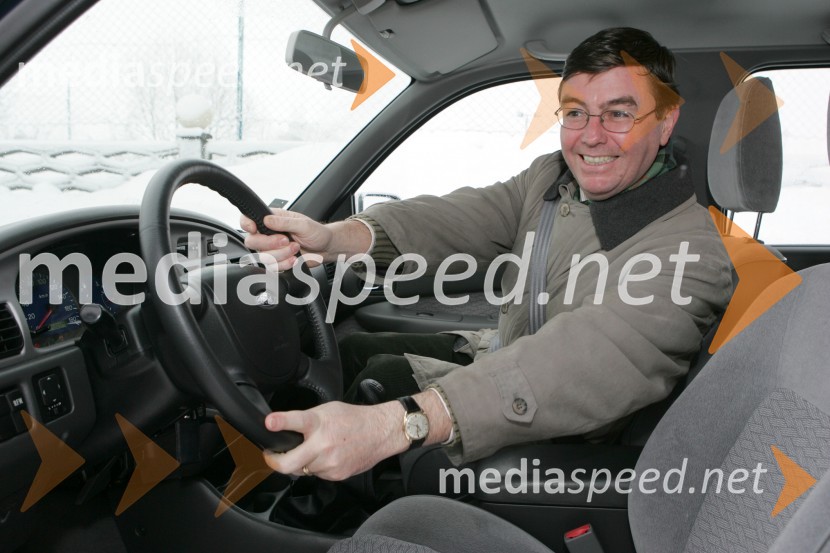 V Sloveniji se je navadil voziti po desni.Simon Robinson, dirigent