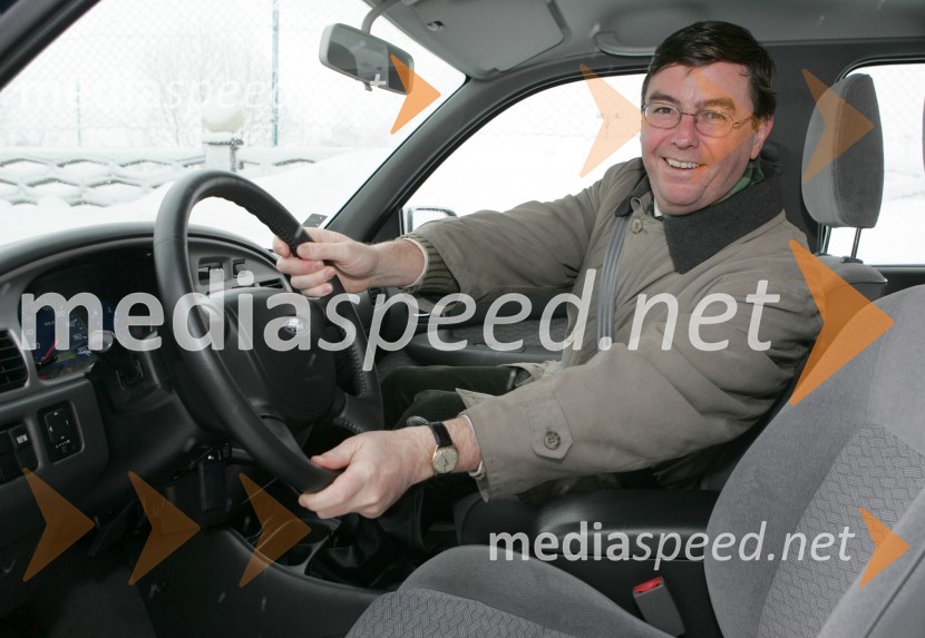 V Sloveniji se je navadil voziti po desni.Simon Robinson, dirigent