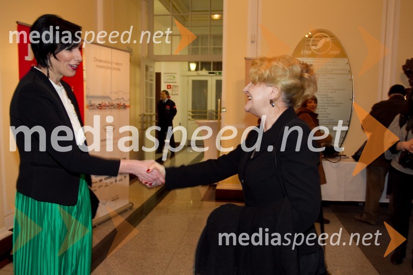 Melita Berzelak, urednica revije Jana; Jerca Mrzel, igralkaSlovenka leta 2013 je Eugenija Carl