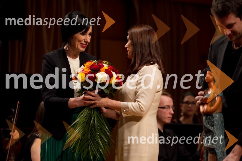 Melita Berzelak, urednica revije Jana; Eugenija Carl, Slovenka leta 2013Slovenka leta 2013 je Eugenija Carl