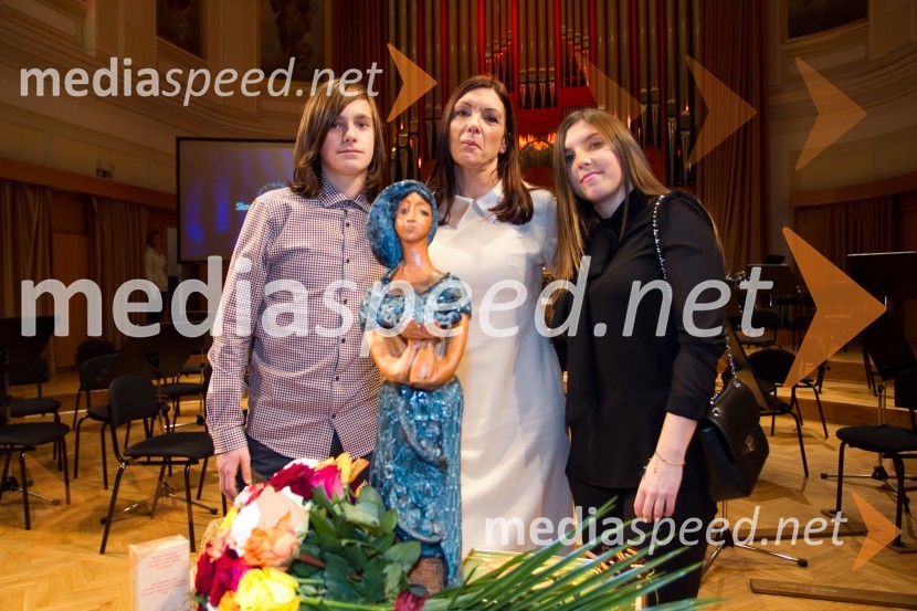 Matija; mama Eugenija Carl, Slovenka leta 2013; hči TeniSlovenka leta 2013 je Eugenija Carl