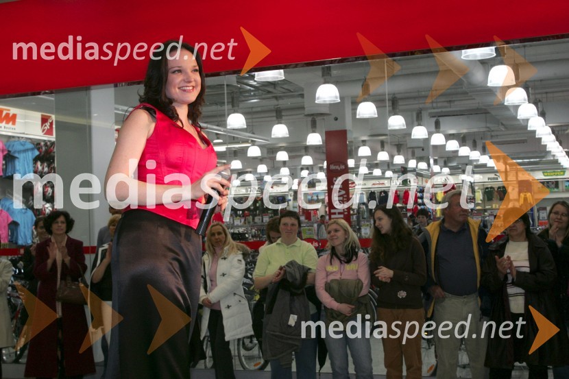 Alenka Gotar, pevka - zmagovalka izbora EMA 2007Modna revija v Europarku