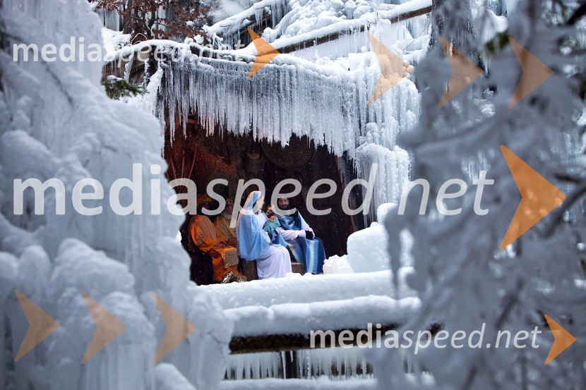8. teden - V soseski Mlačca v Mojstrani so ponovno na ogled žive jaslice v ledenem kraljestvu, Matjaž TavčarLetno vinjeto 2014 prejme: Vika Remic!