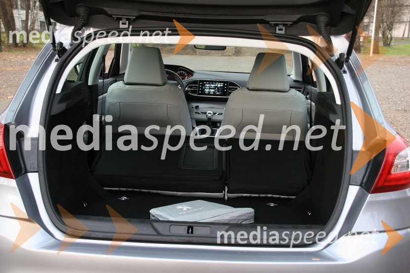 Zadnja klop se po potrebi podira na tretjinePeugeot 308 Allure 1.6 THP 125, mediaspeed test