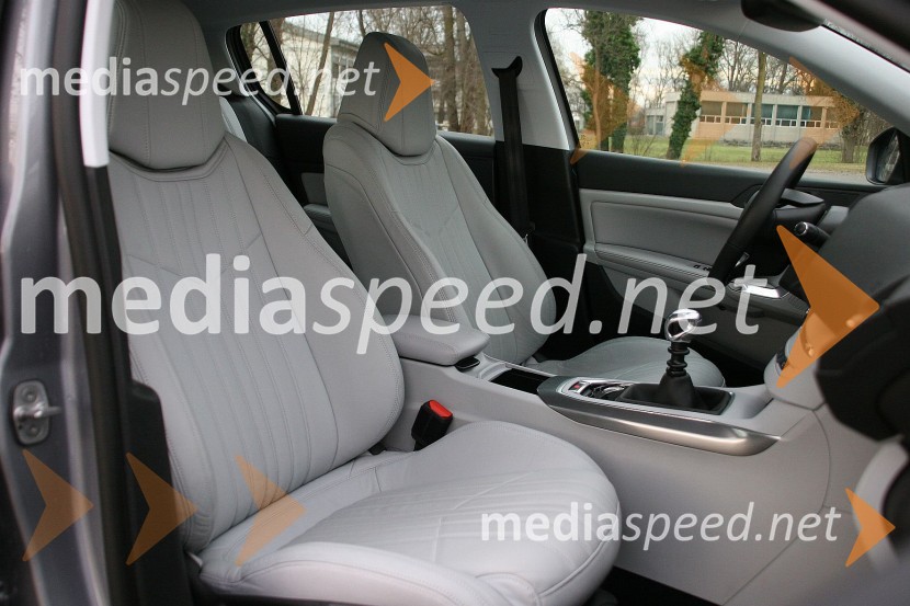 Sprednja sedeža sta električno pomična v opremi AllurePeugeot 308 Allure 1.6 THP 125, mediaspeed test