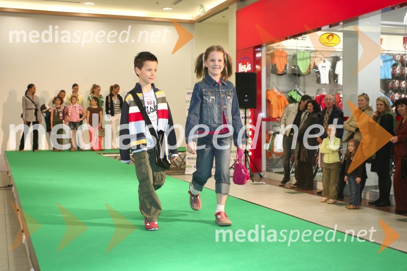 Mladi manekeniModna revija v Europarku