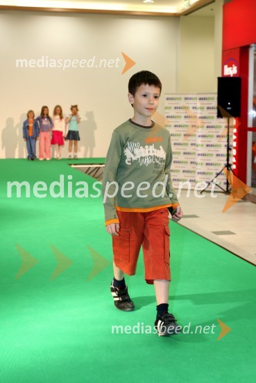 Mladi manekenModna revija v Europarku