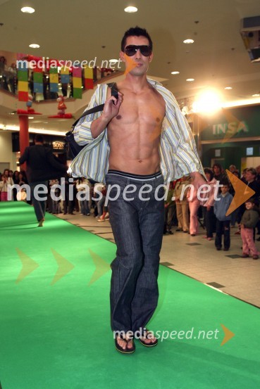 Taiji Tokuhisa, manekenModna revija v Europarku