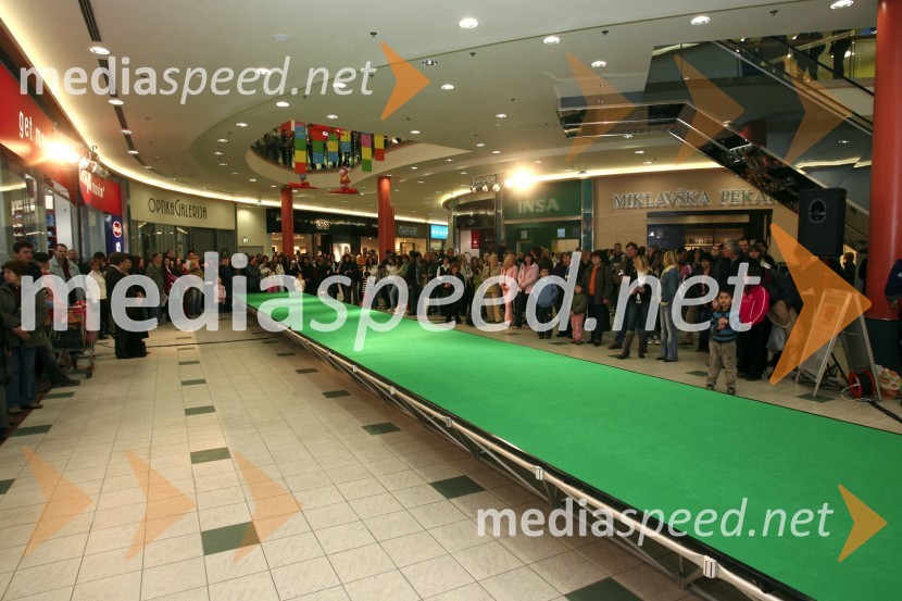 Obiskovalci modne revijeModna revija v Europarku