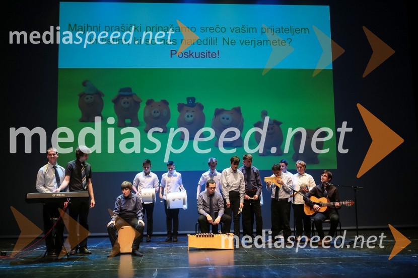 Učenci OŠ Livada (v ozadju) in varovanci VDC Dolfke BoštjančičVeliki dobrodelni Lions ples 2014