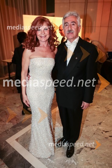  Darja Kuhar Kotnik, soustanoviteljica in podpredsednica Društva za zdravje naroda;  Rajko Kotnik, državni pravobranilec in predsednik Lions kluba Ljubljana RožnikVeliki dobrodelni Lions ples 2014