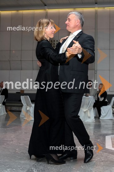  Mirjam Rogl Butina, Dermatologija Bertenjev ;  Tomaž Butina, predsednik Lions kluba LjubljanaVeliki dobrodelni Lions ples 2014