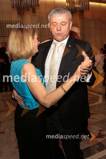  Mirjam Rogl Butina, Dermatologija Bertenjev ;  Tomaž Butina, predsednik Lions kluba LjubljanaVeliki dobrodelni Lions ples 2014